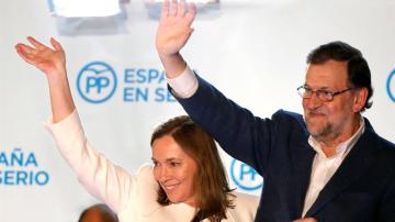 El presidente del Gobierno, Mariano Rajoy, junto a su mujer