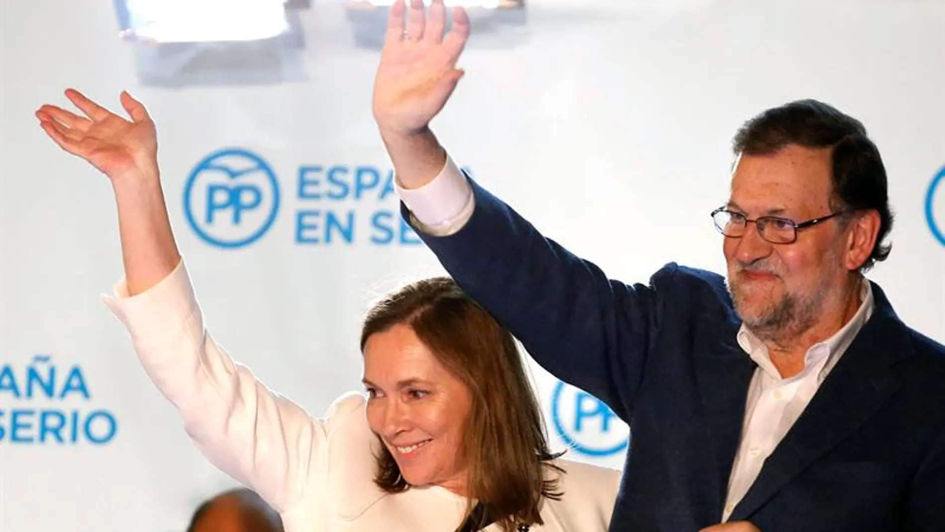 El presidente del Gobierno, Mariano Rajoy, junto a su mujer