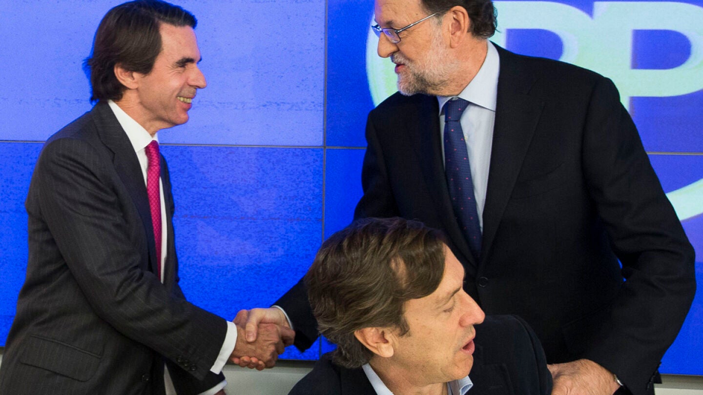 Mariano Rajoy y Jos&eacute; Mar&iacute;a Aznar se saludan