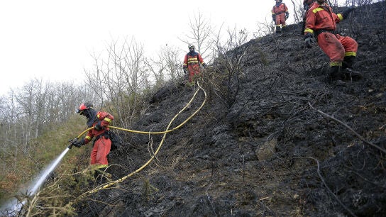 Efectivos de la UME en labores de extinci&oacute;n en uno de los montes cercanos a la localidad de Fresneda