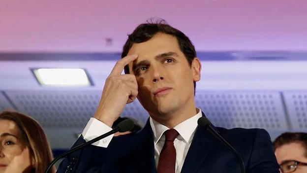 Albert Rivera habla ante los medios