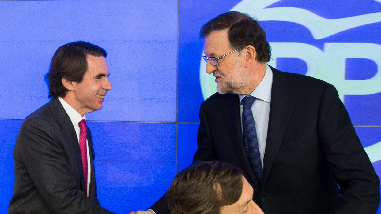 Mariano Rajoy, saludando a José María Aznar, a su llegada a la reunión del Comité Ejecutivo Nacional del partido para analizar los resultados de las elecciones generales del 20D