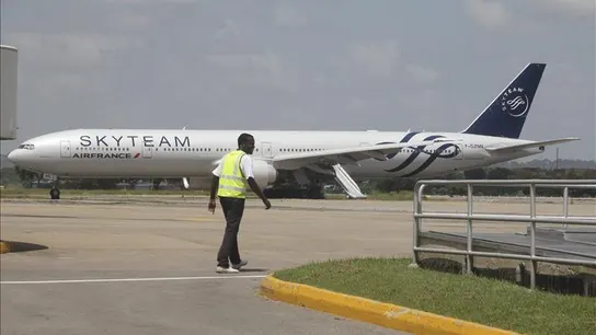 Avión de Air France que fue desviado al aeropuerto de Kenia por una falsa amenaza de bomba Avión de Air France que fue desviado al aeropuerto de Kenia por una falsa amenaza de bomba