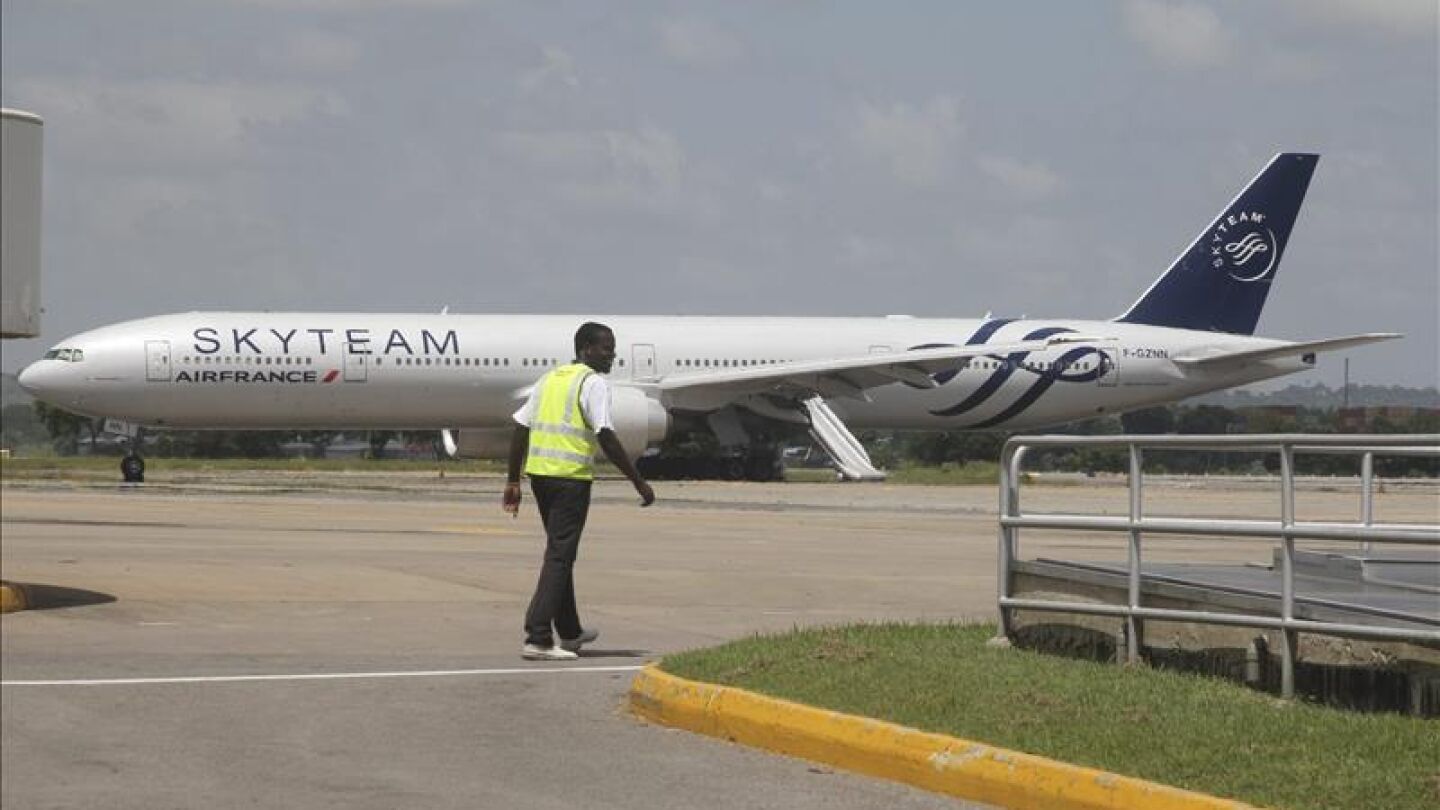 Avi&oacute;n de Air France que fue desviado al aeropuerto de Kenia por una falsa amenaza de bomba