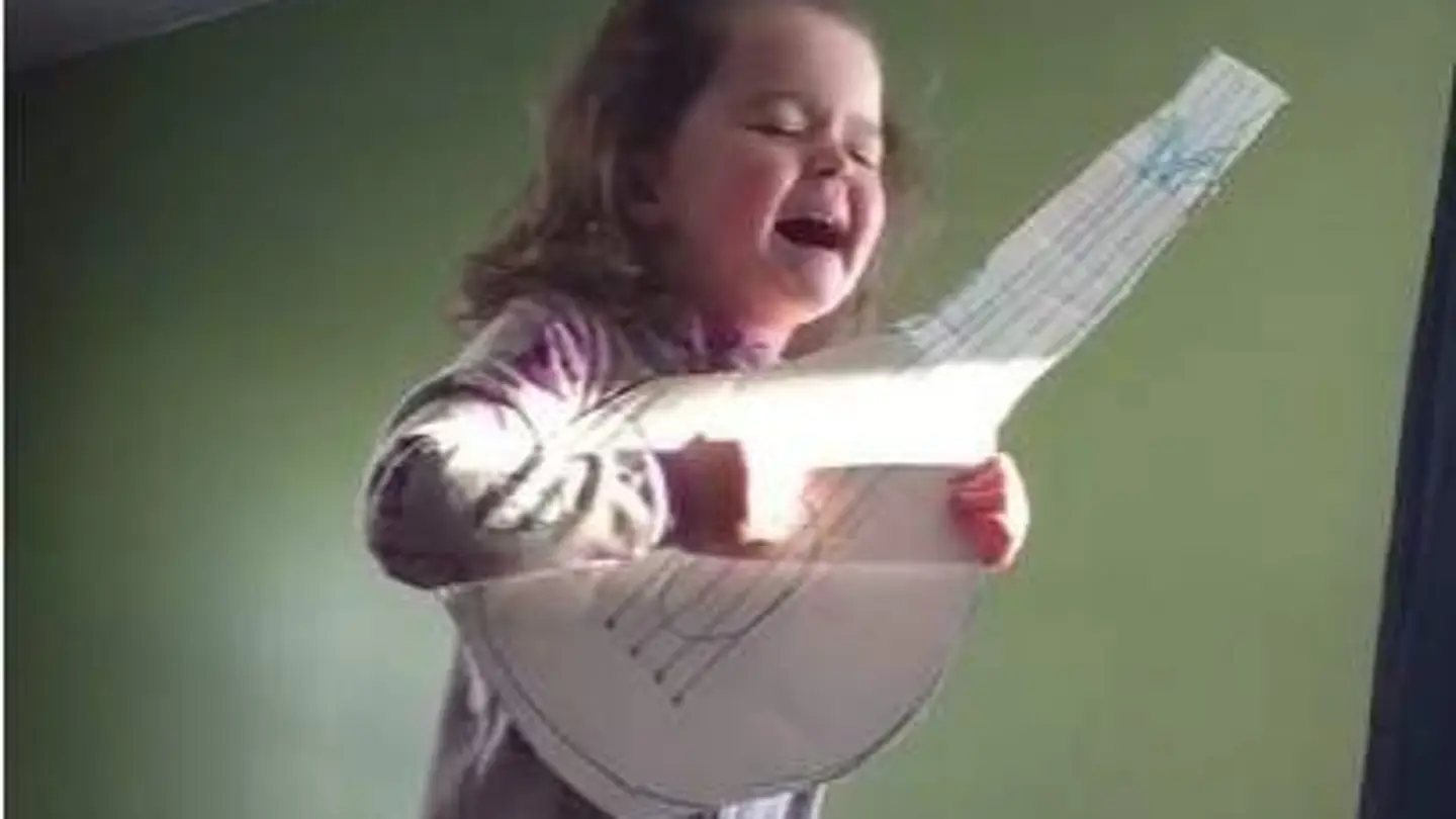 Una niña interpretando 'Hello' de Adele Una niña interpretando 'Hello' de Adele