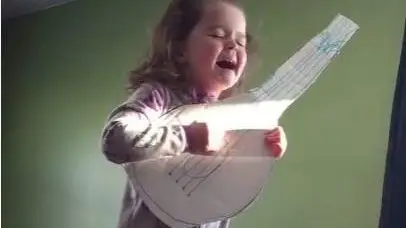 Una ni&ntilde;a interpretando 'Hello' de Adele