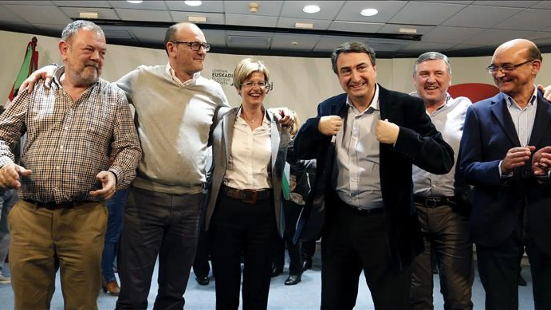 Los seis diputados electos del PNV posan en su sede central, la Sabin Etxea de Bilbao, tras analizar los resultados de las elecciones generales