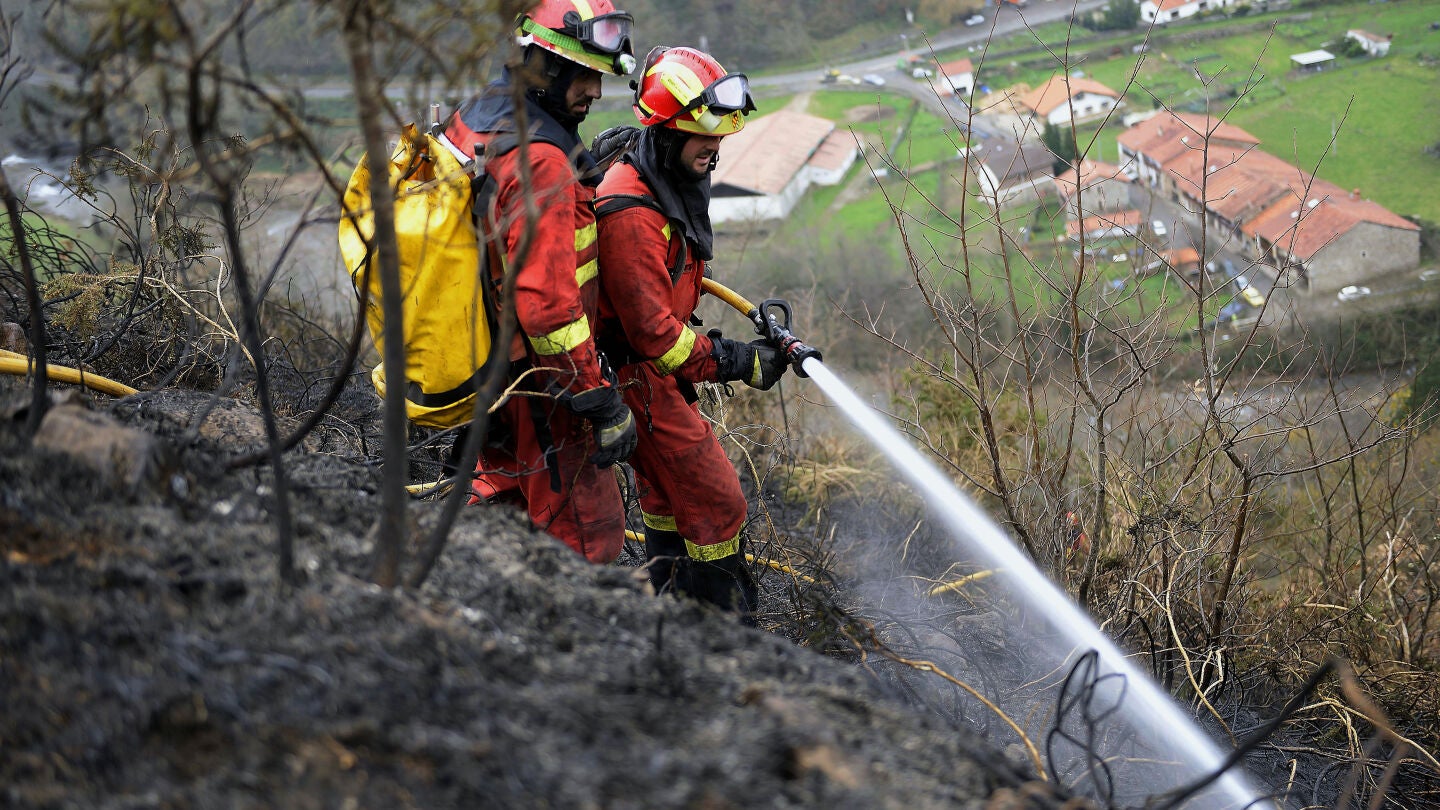 Efectivos de la UME en labores de extinci&oacute;n del fuego