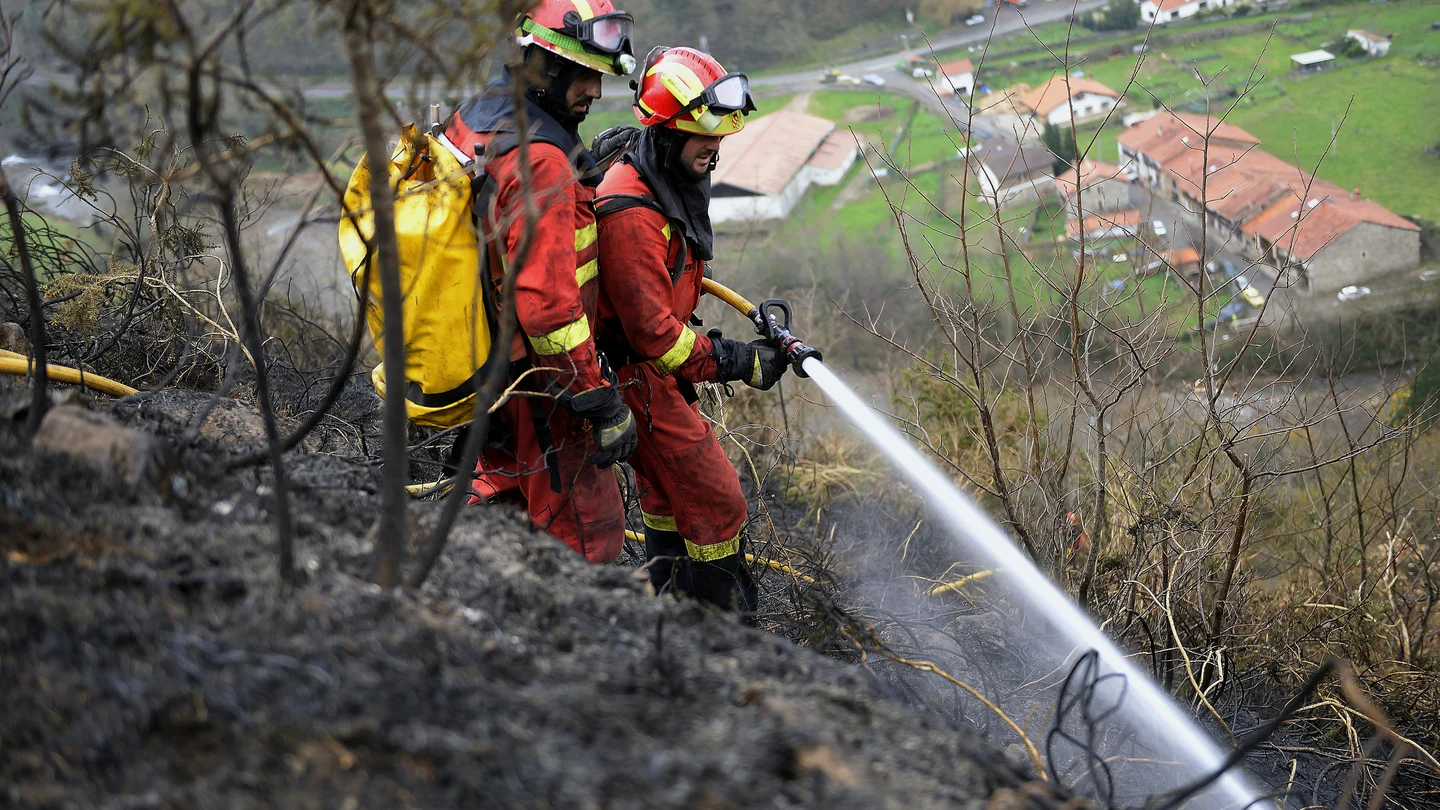 Efectivos de la UME en labores de extinción del fuego Efectivos de la UME en labores de extinción del fuego
