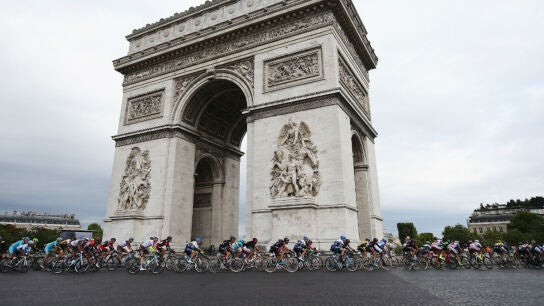 El pelot&oacute;n del Tour de Francia pasa por el Arco del Triunfo