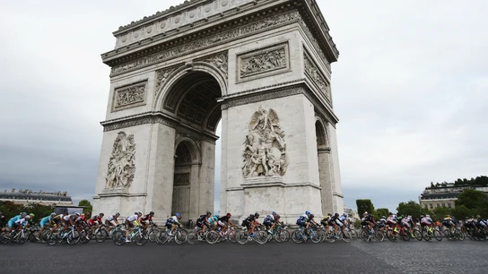 El pelotón del Tour de Francia pasa por el Arco del Triunfo El pelotón del Tour de Francia pasa por el Arco del Triunfo
