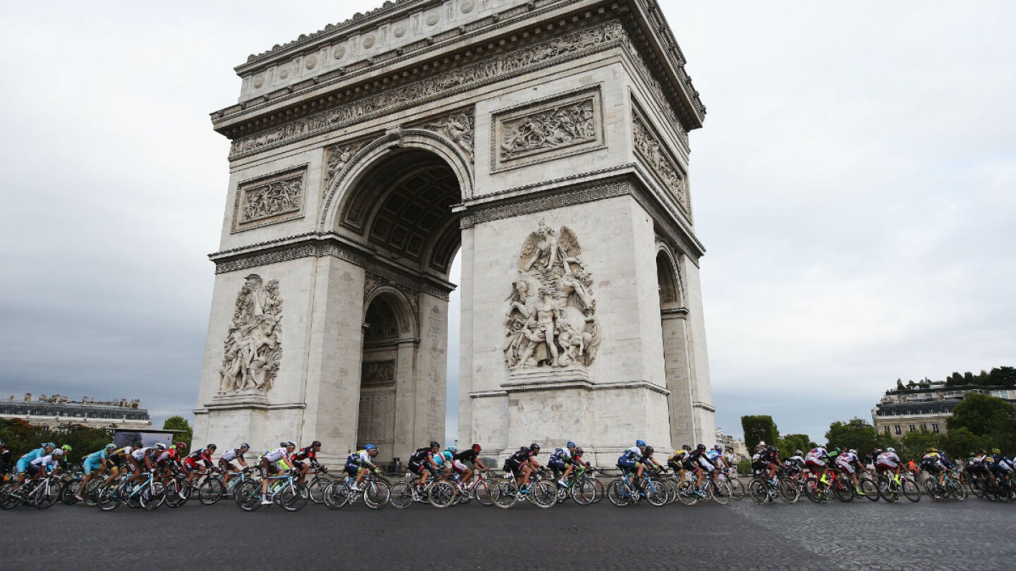 El pelot&oacute;n del Tour de Francia pasa por el Arco del Triunfo