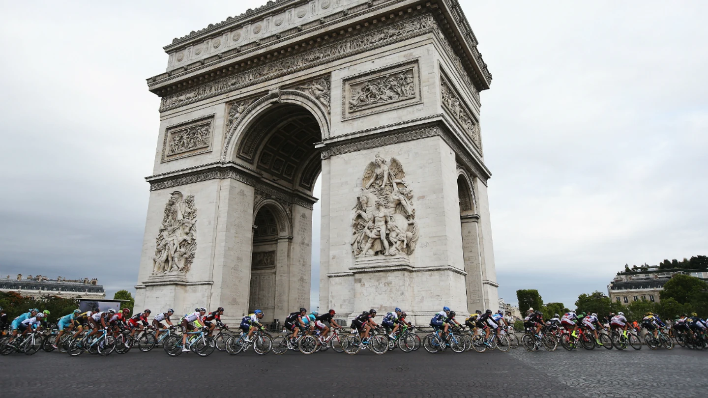 El pelotón del Tour de Francia pasa por el Arco del Triunfo El pelotón del Tour de Francia pasa por el Arco del Triunfo