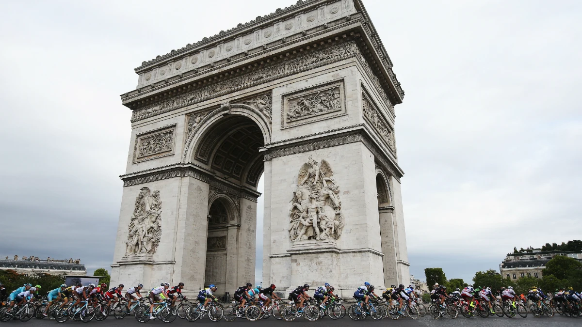 El pelot&oacute;n del Tour de Francia pasa por el Arco del Triunfo