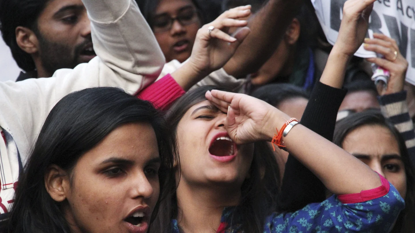 Manifestantes participan en una protesta por la liberación del violador de una mujer en Nueva Delhi Manifestantes participan en una protesta por la liberación del violador de una mujer en Nueva Delhi