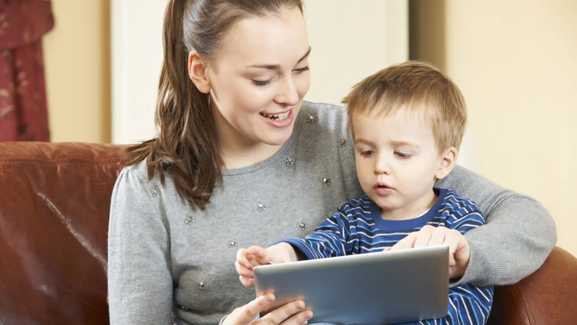 Madre con niño y tablet
