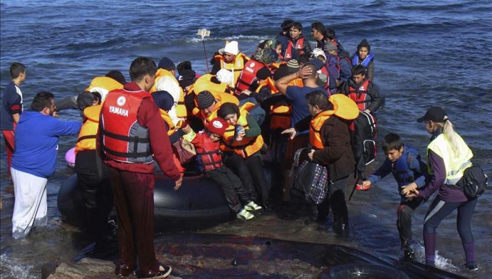 Vista de la llegada de refugiados en pateras a las costas de la isla de Lesbos
