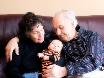 Abuelos cuidando de su nieto