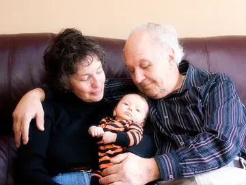 Abuelos cuidando de su nieto Abuelos cuidando de su nieto
