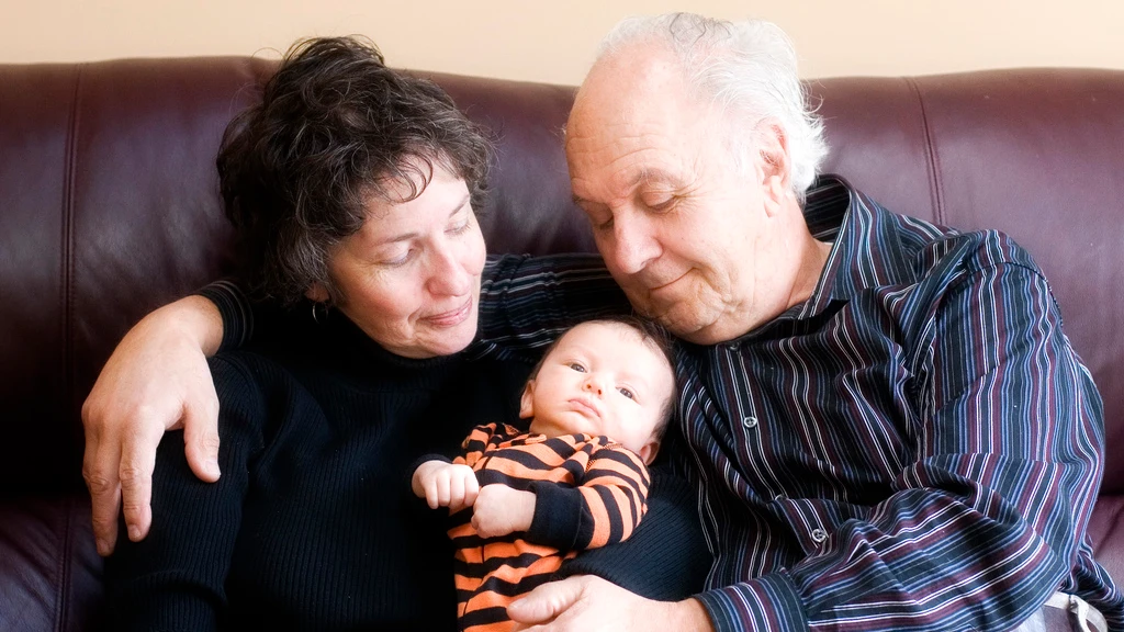 Abuelos cuidando de su nieto