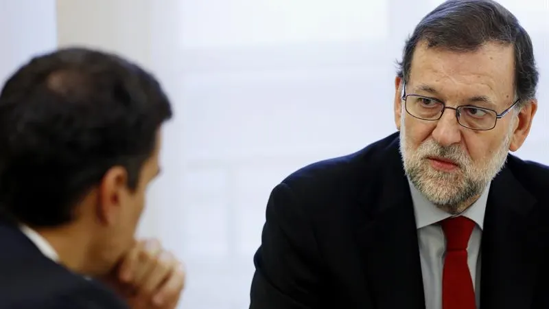 Mariano Rajoy, durante la reunión con Pedro Sánchez en Moncloa