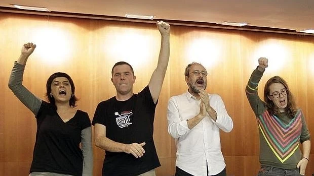 Antonio Baños, junto a los diputados Eulàlia Reguant, Anna Gabriel y Josep Busqueta