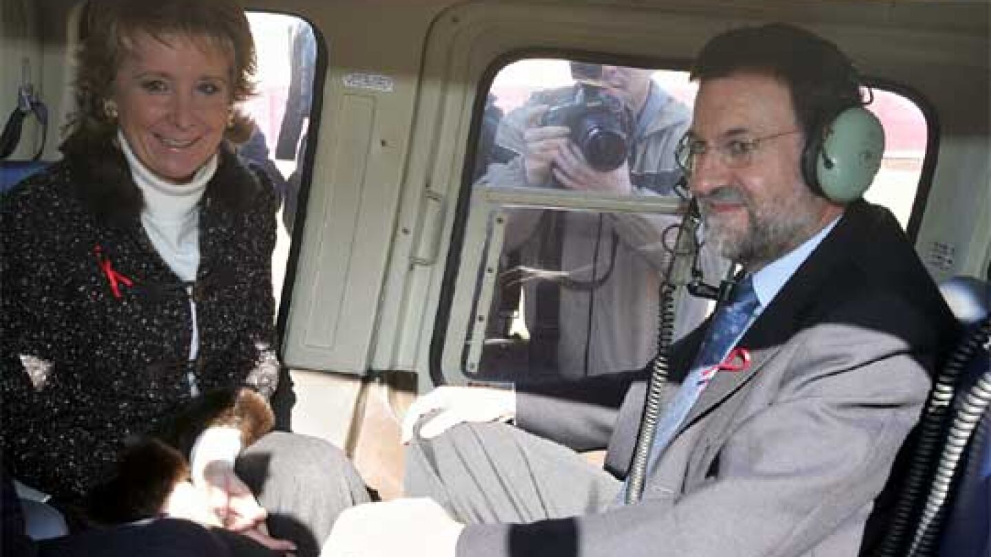 Aguirre y Rajoy, subidos al helic&oacute;ptero en el que sufrieron un accidente en 2005