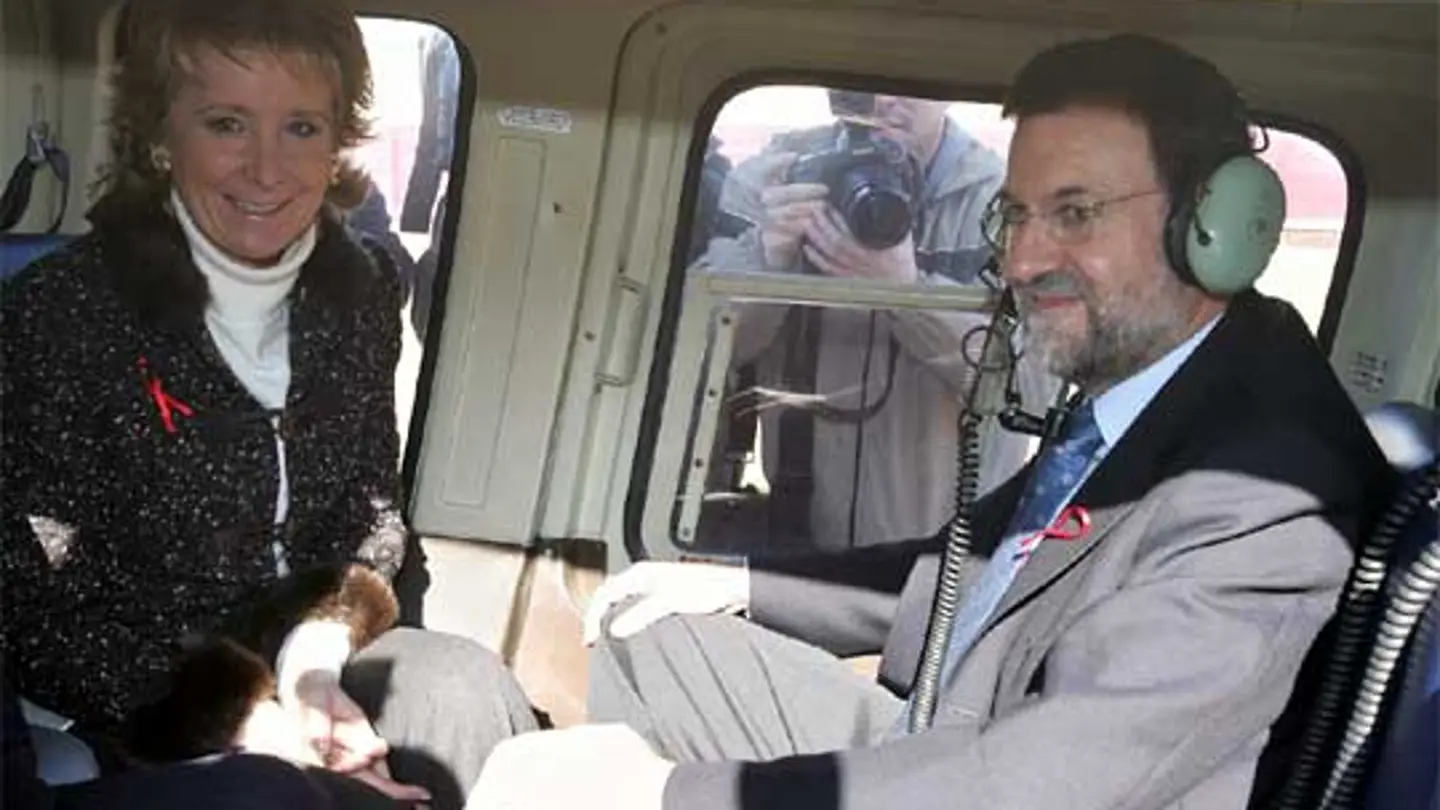 Aguirre y Rajoy, subidos al helicóptero en el que sufrieron un accidente en 2005 Aguirre y Rajoy, subidos al helicóptero en el que sufrieron un accidente en 2005
