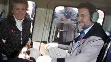 Aguirre y Rajoy, subidos al helicóptero en el que sufrieron un accidente en 2005