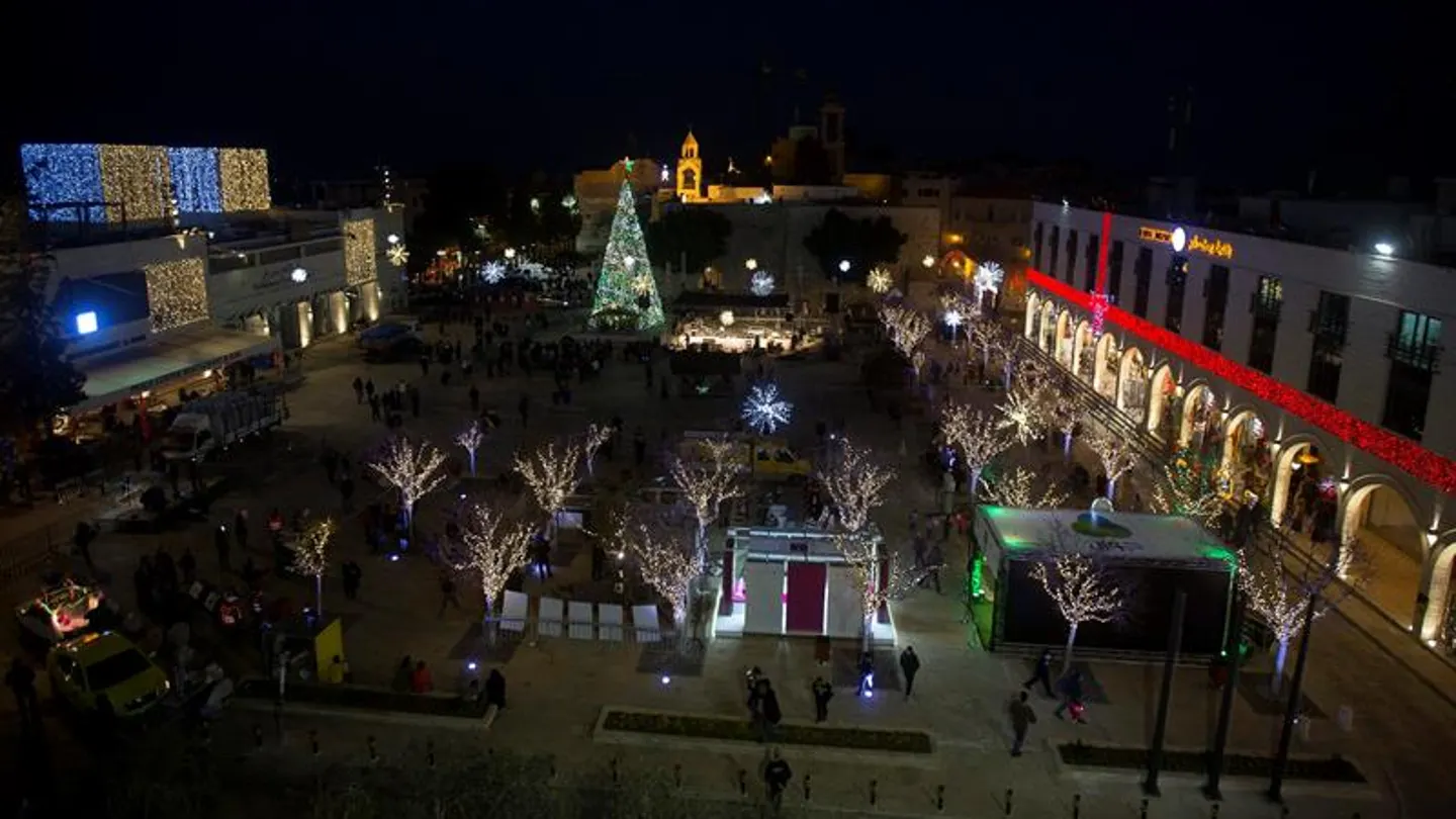 Vista general de la plaza Manger decorada con motivos navideños Vista general de la plaza Manger decorada con motivos navideños
