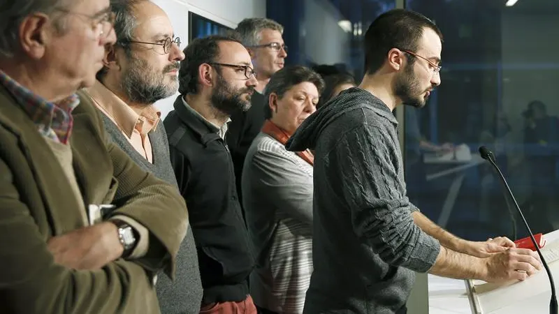 El diputado de la CUP Albert Botran, junto a los demás parlamentarios