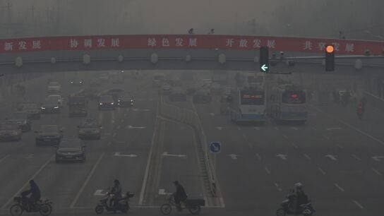 Una de las principales avenidas de Pek&iacute;n, afectadas por la contaminaci&oacute;n