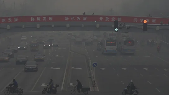 Una de las principales avenidas de Pekín, afectadas por la contaminación Una de las principales avenidas de Pekín, afectadas por la contaminación