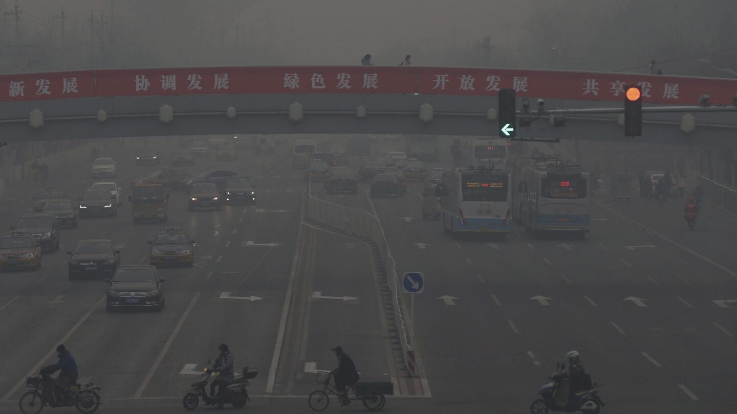 Una de las principales avenidas de Pek&iacute;n, afectadas por la contaminaci&oacute;n