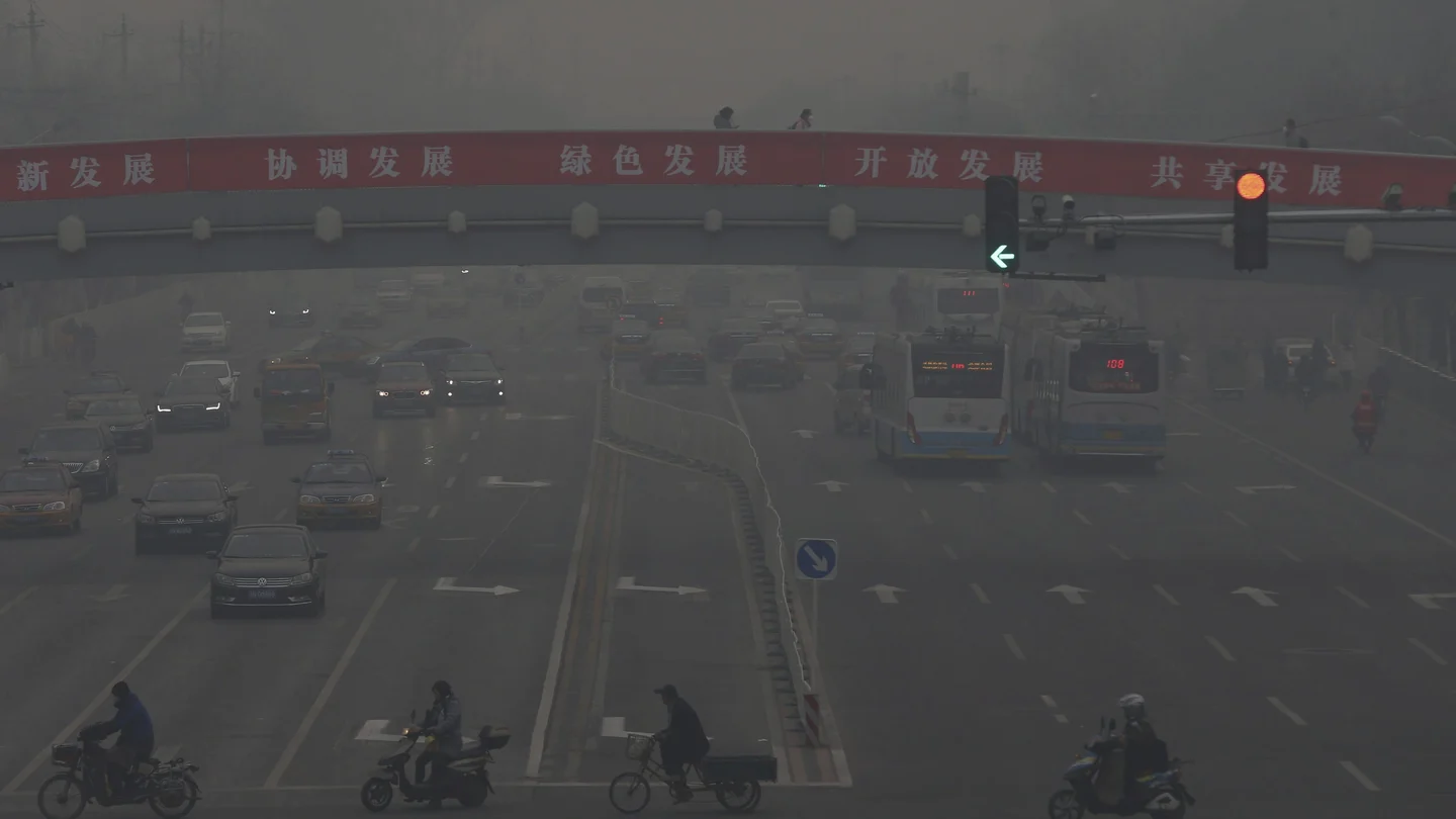 Una de las principales avenidas de Pekín, afectadas por la contaminación Una de las principales avenidas de Pekín, afectadas por la contaminación
