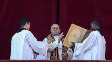  El papa Francisco durante la tradicional bendición "Urbi et Orbi"