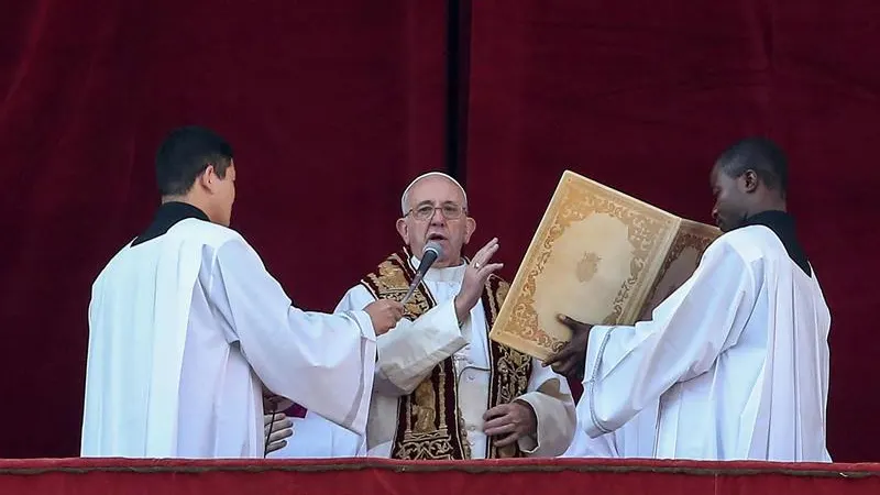 El papa Francisco durante la tradicional bendición "Urbi et Orbi"