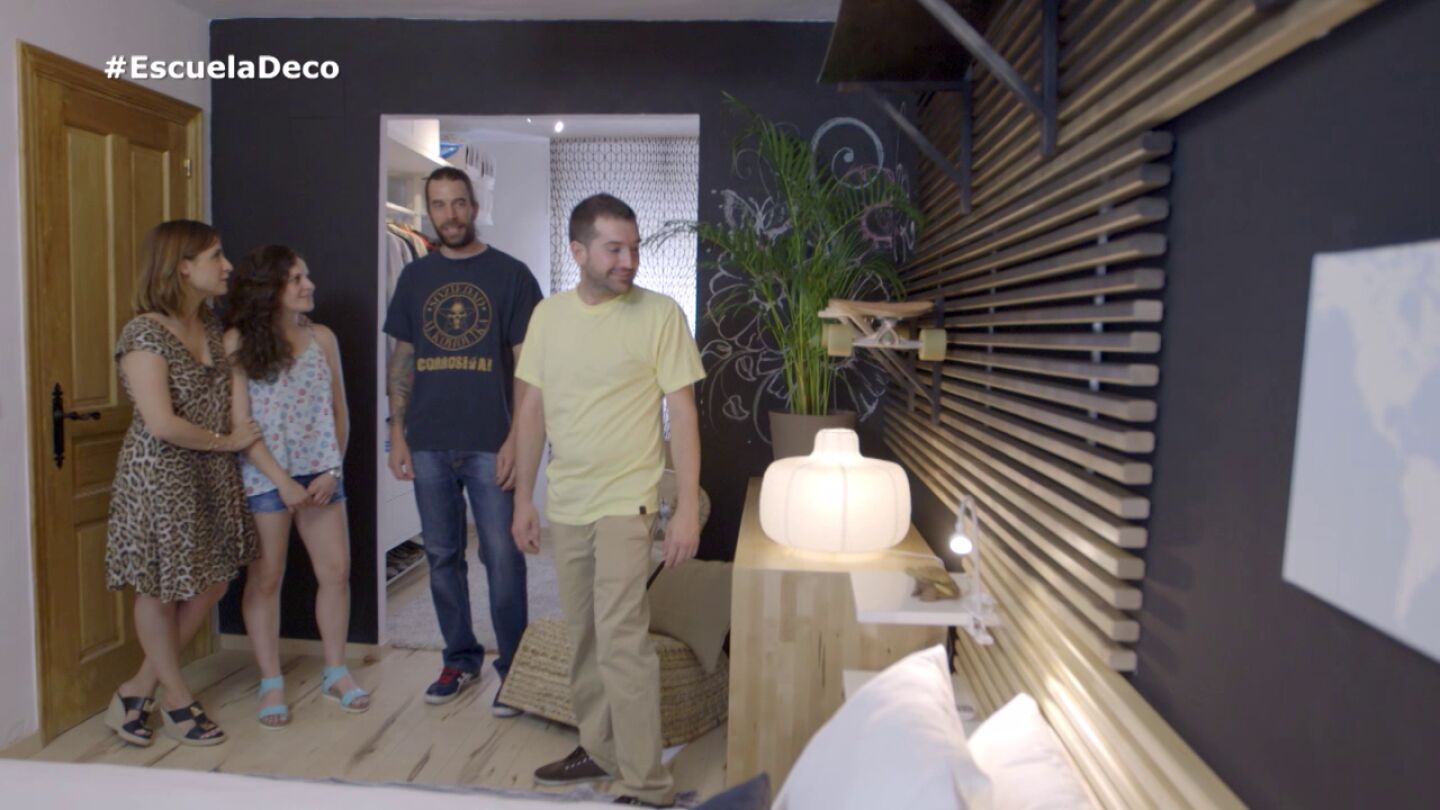  Luis muestra a sus amigos la nueva decoraci&oacute;n del cuarto