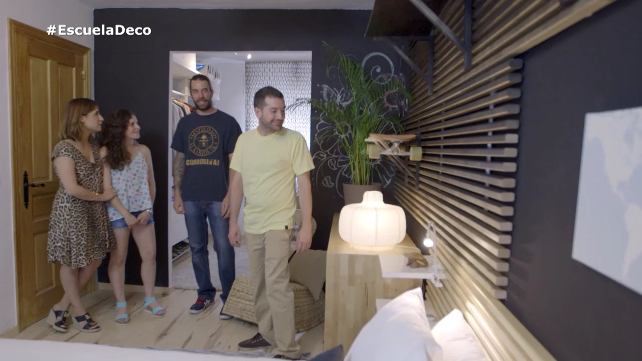  Luis muestra a sus amigos la nueva decoración del cuarto