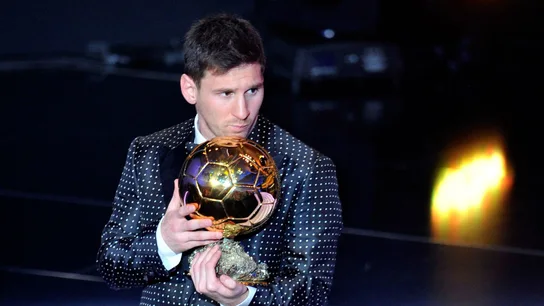 Leo Messi posa con el Balón de Oro Leo Messi posa con el Balón de Oro