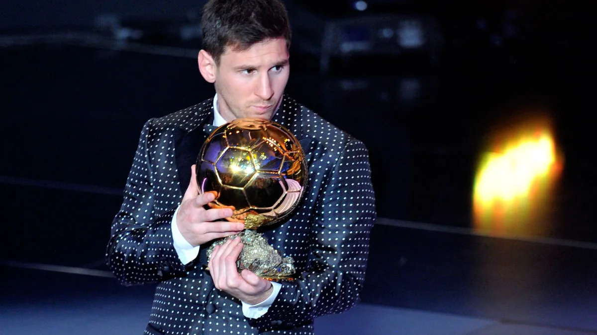 Leo Messi posa con el Balón de Oro Leo Messi posa con el Balón de Oro