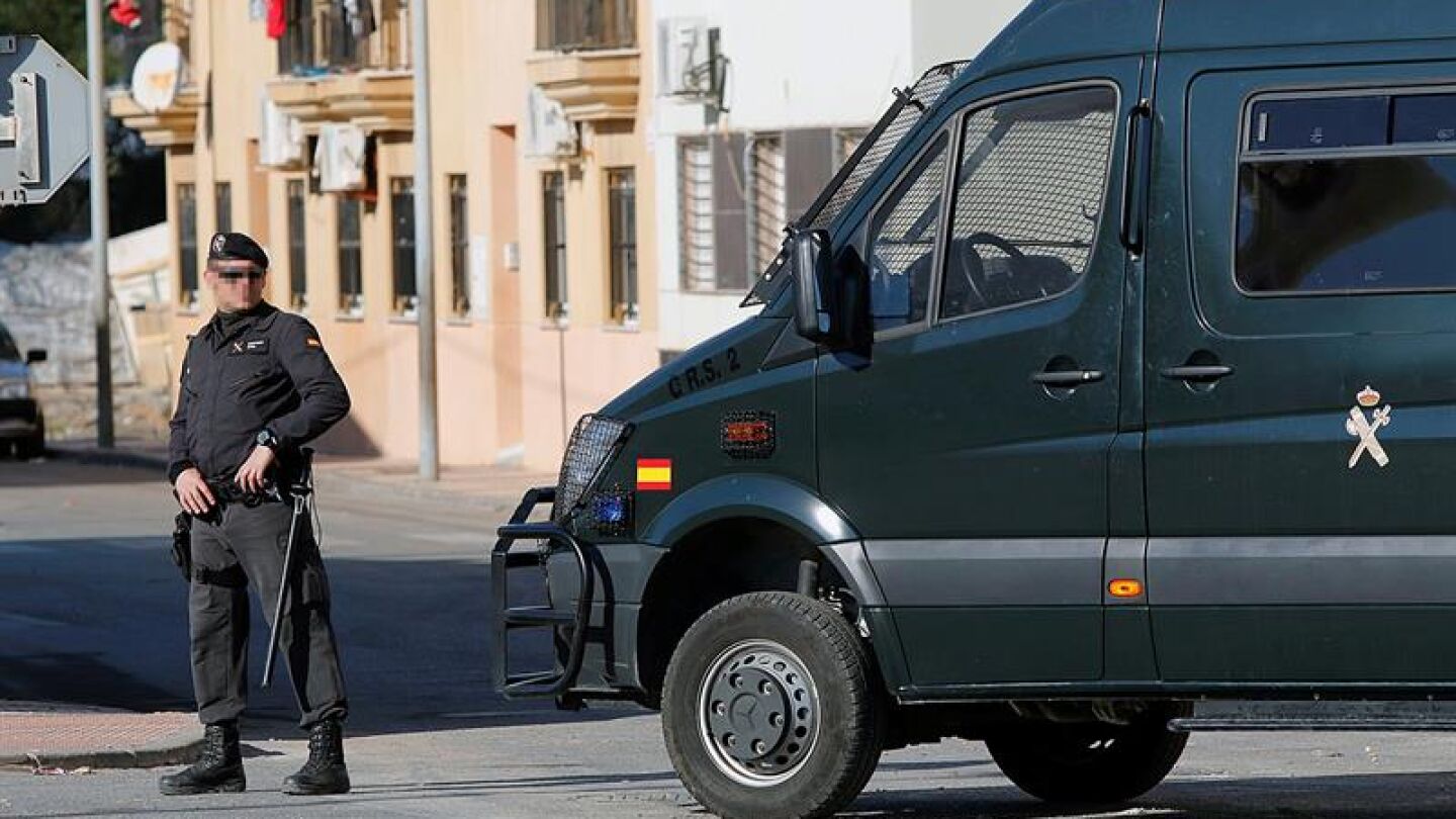 La Guardia Civil vigila las calles de Roquetas de Mar