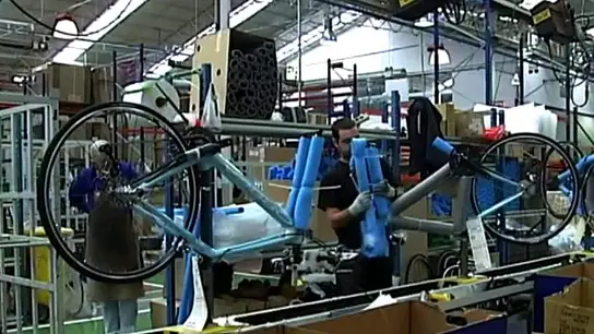 Un trabajador en una fábrica Un trabajador en una fábrica