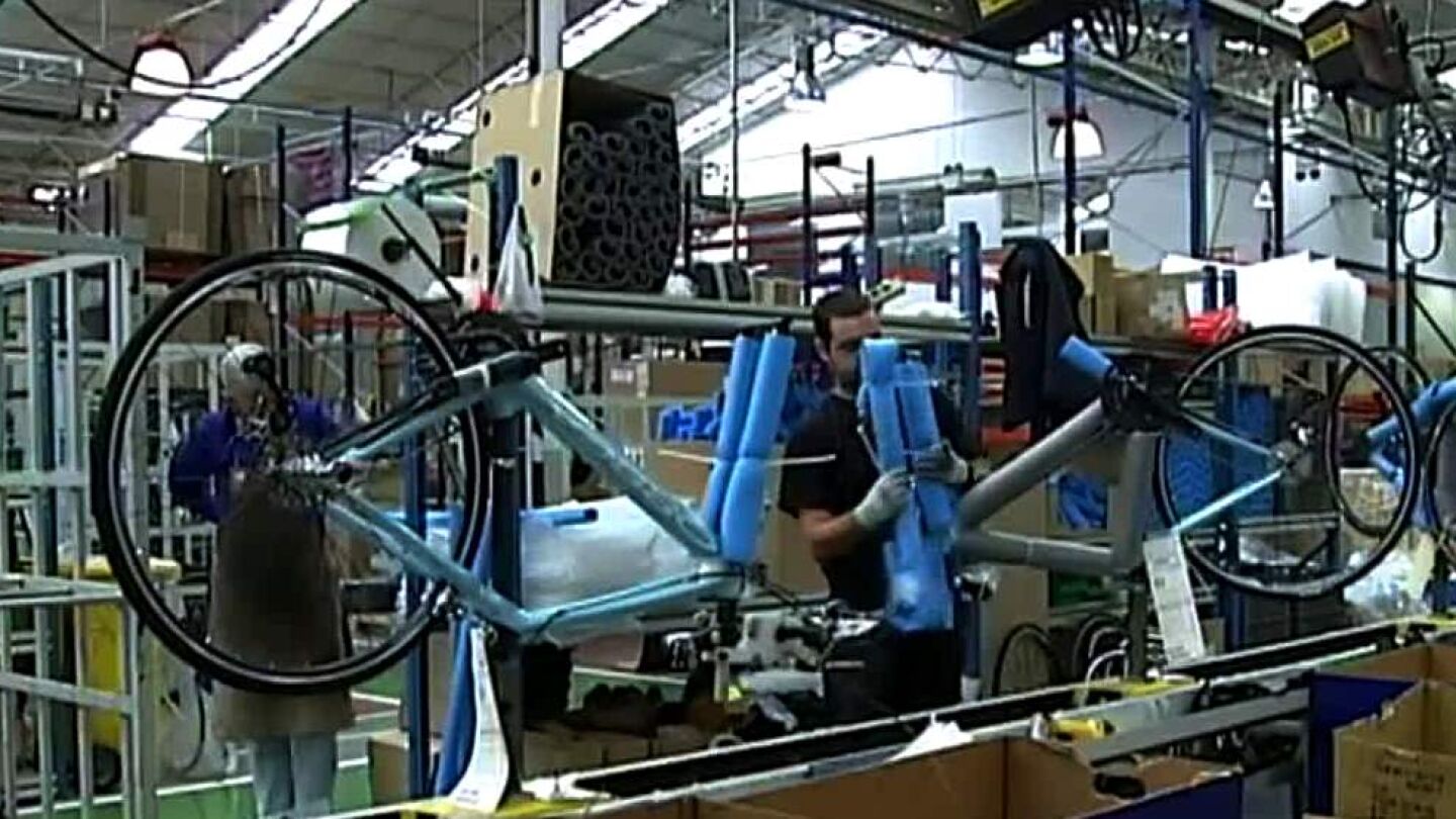 Un trabajador en una f&aacute;brica