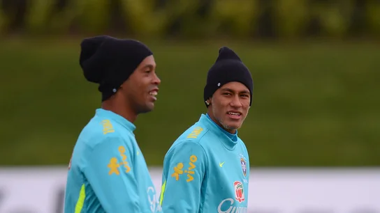 Ronaldinho junto a Neymar en una concentración de Brasil Ronaldinho junto a Neymar en una concentración de Brasil
