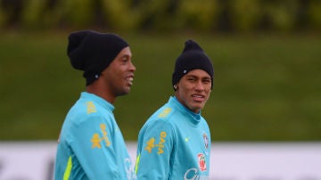 Ronaldinho junto a Neymar en una concentración de Brasil