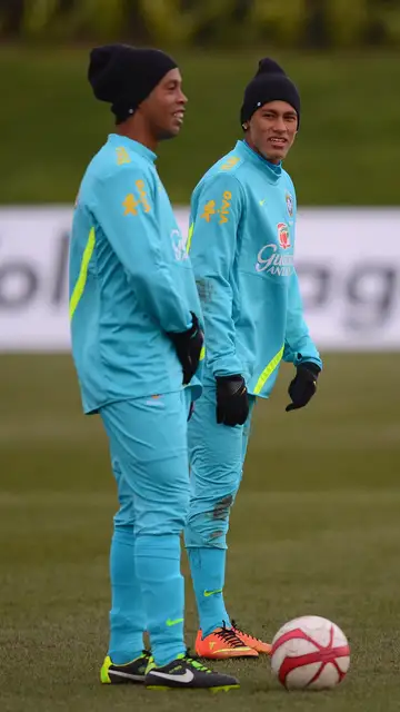 Ronaldinho junto a Neymar en una concentración de Brasil Ronaldinho junto a Neymar en una concentración de Brasil