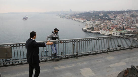 Erdogan convence a un hombre de que no se tire al B&oacute;sforo desde un puente