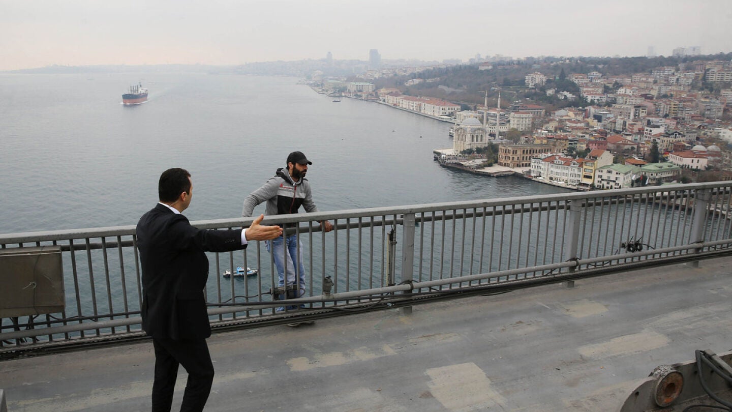 Erdogan convence a un hombre de que no se tire al B&oacute;sforo desde un puente