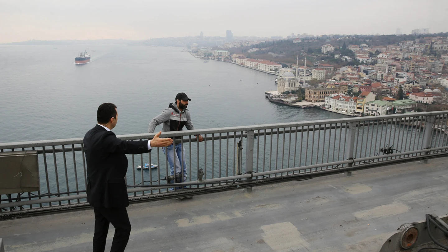 Erdogan convence a un hombre de que no se tire al Bósforo desde un puente Erdogan convence a un hombre de que no se tire al Bósforo desde un puente
